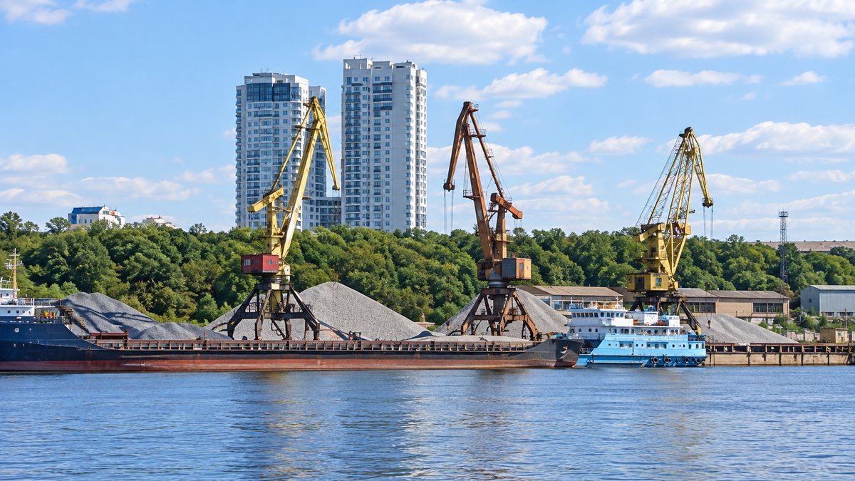 Поставка гранитного и высокопрочного щебня водным транспортом в августе 2026 года